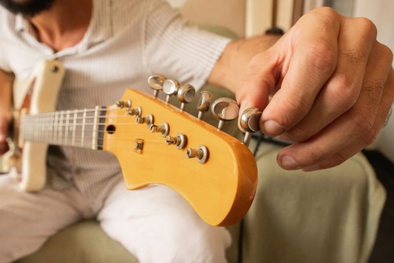 tuning an electric guitar