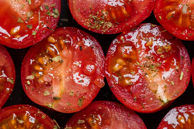 sliced tomatoes with oregano