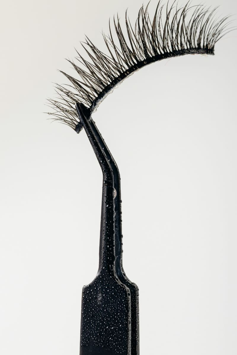false lashes on tweezers