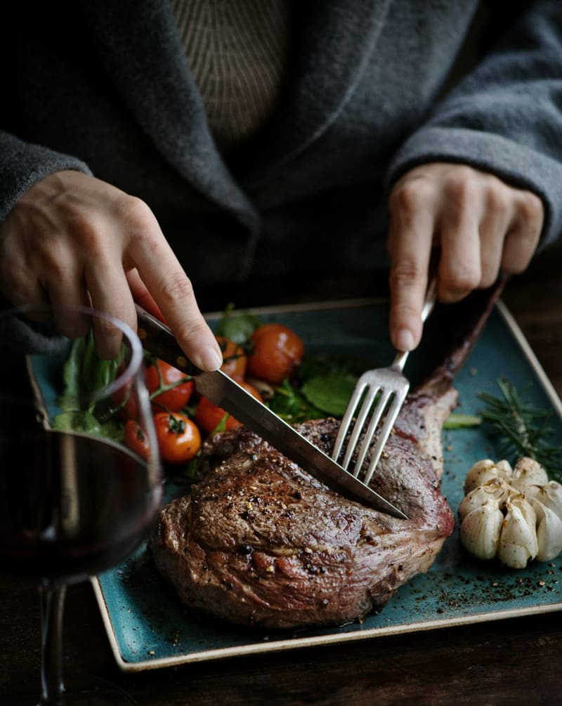 cutting a tomahawk steak