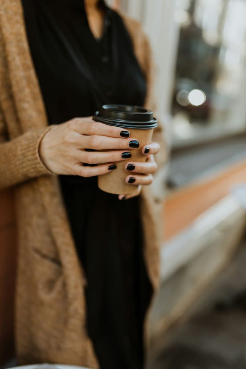 hands holding a takeaway coffee cup