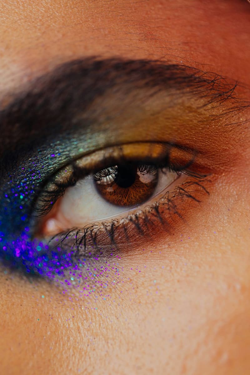 an eye in glitter make-up
