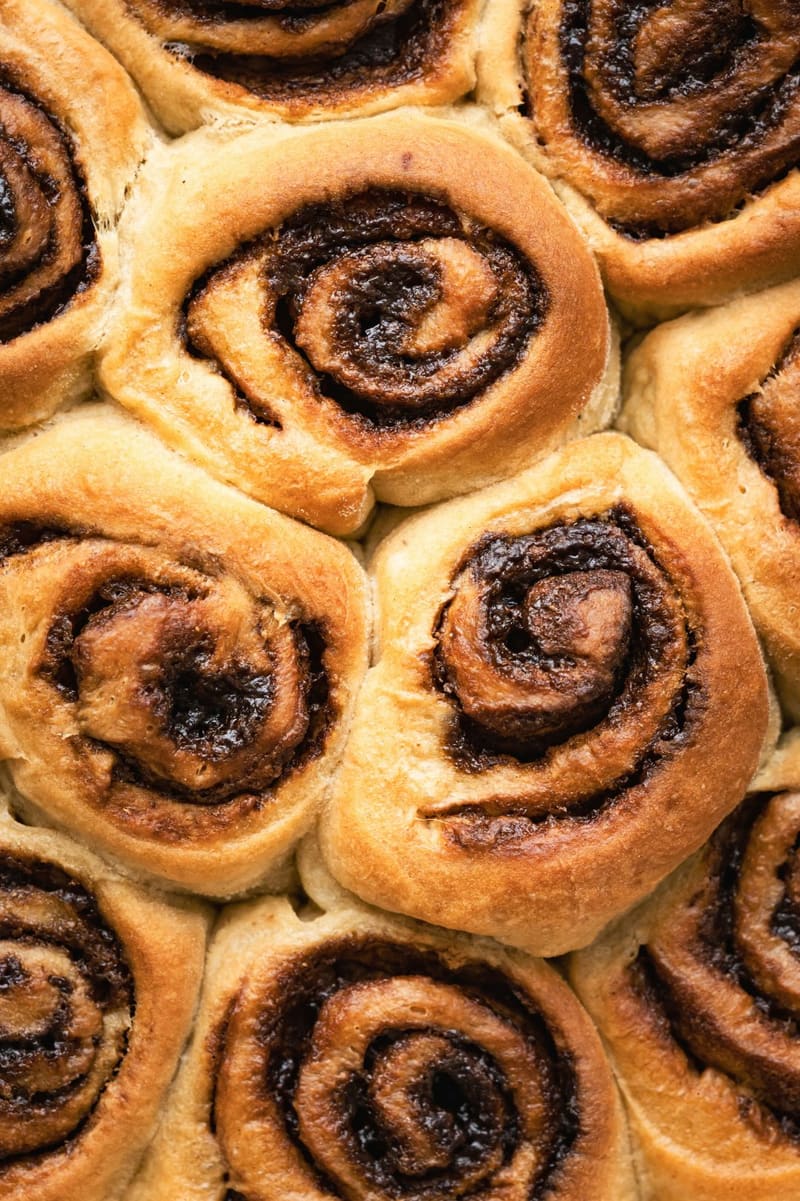 a tray of cinnamon buns
