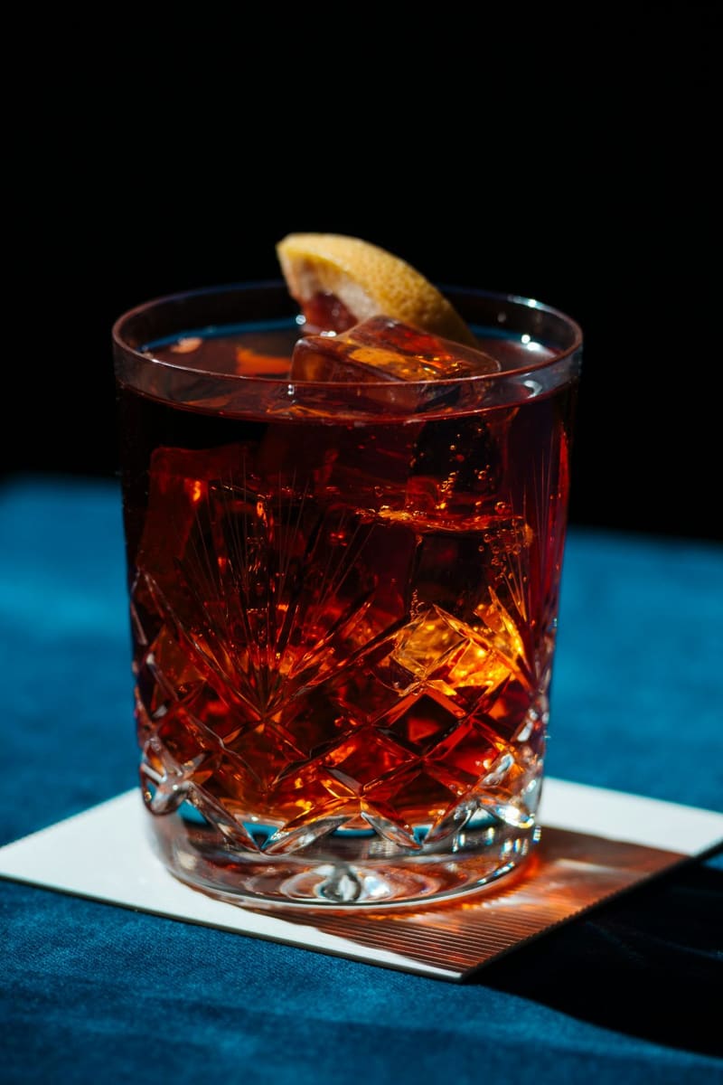 a negroni with an orange slice