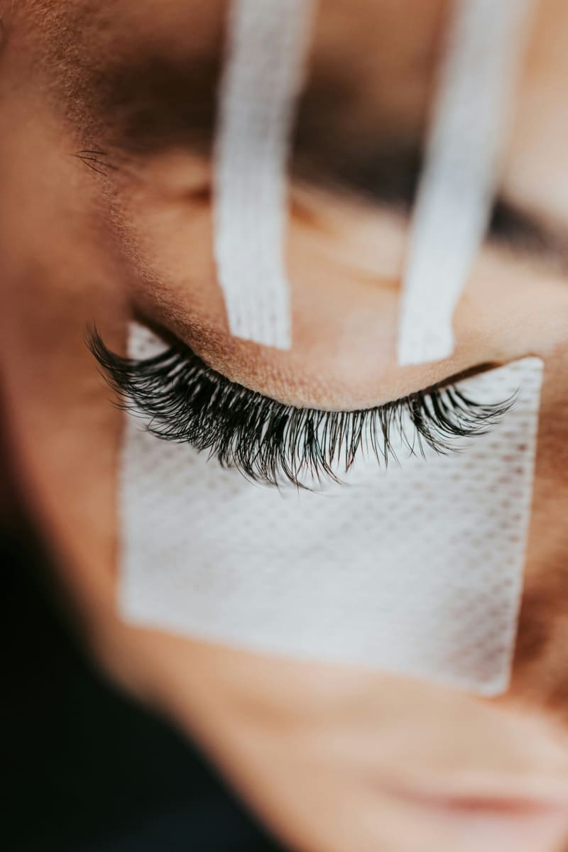 a closed eye with lash extensions